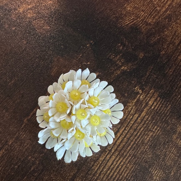 Jewelry - White and Yellow Floral Brooch